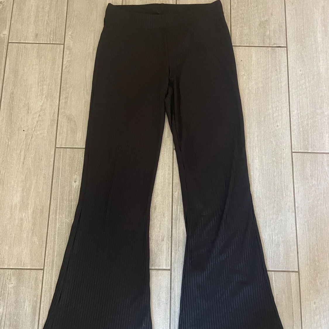 Svarta ribbade utsvängda byxor