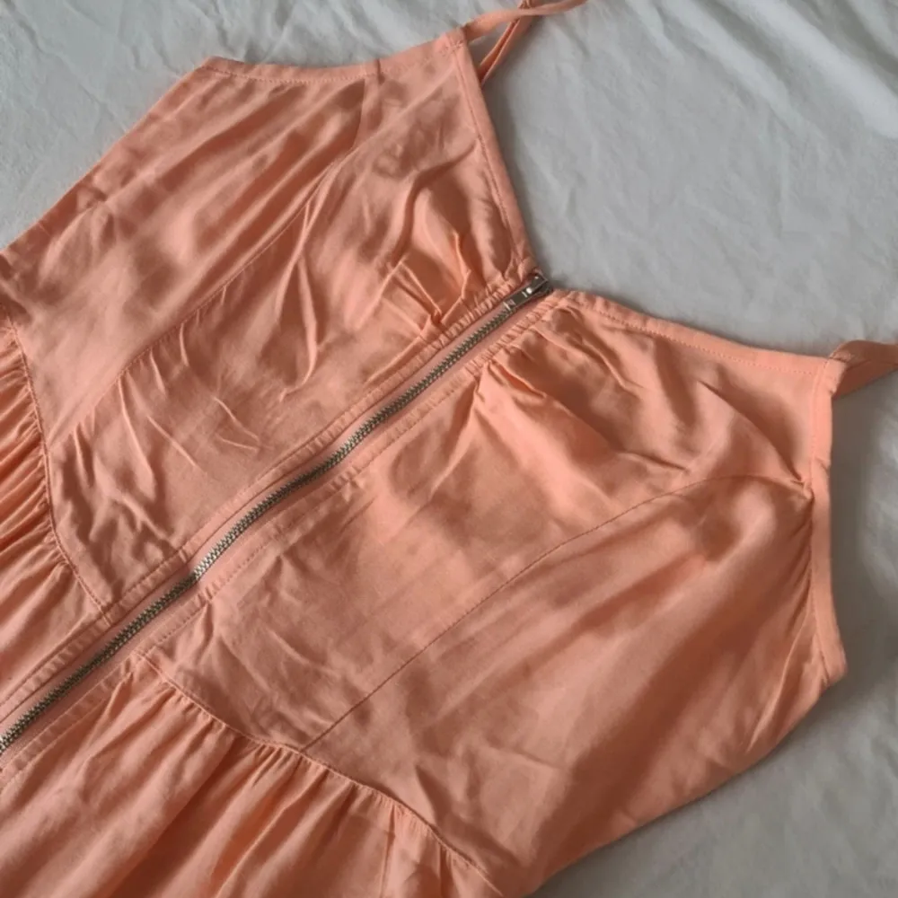 Aprikosfärgad/rosa klänning med blixtlåsdetalj framtill och justerbara axelband.  Använd enstaka gång.. Klänningar.