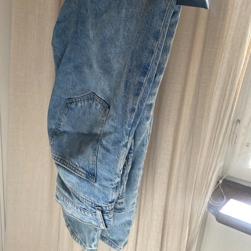 Säljer ett par relaxed jeans från djerf avenue storlek 29! Sparsamt använda och inget att anmärka på✨. Jeans & Byxor.