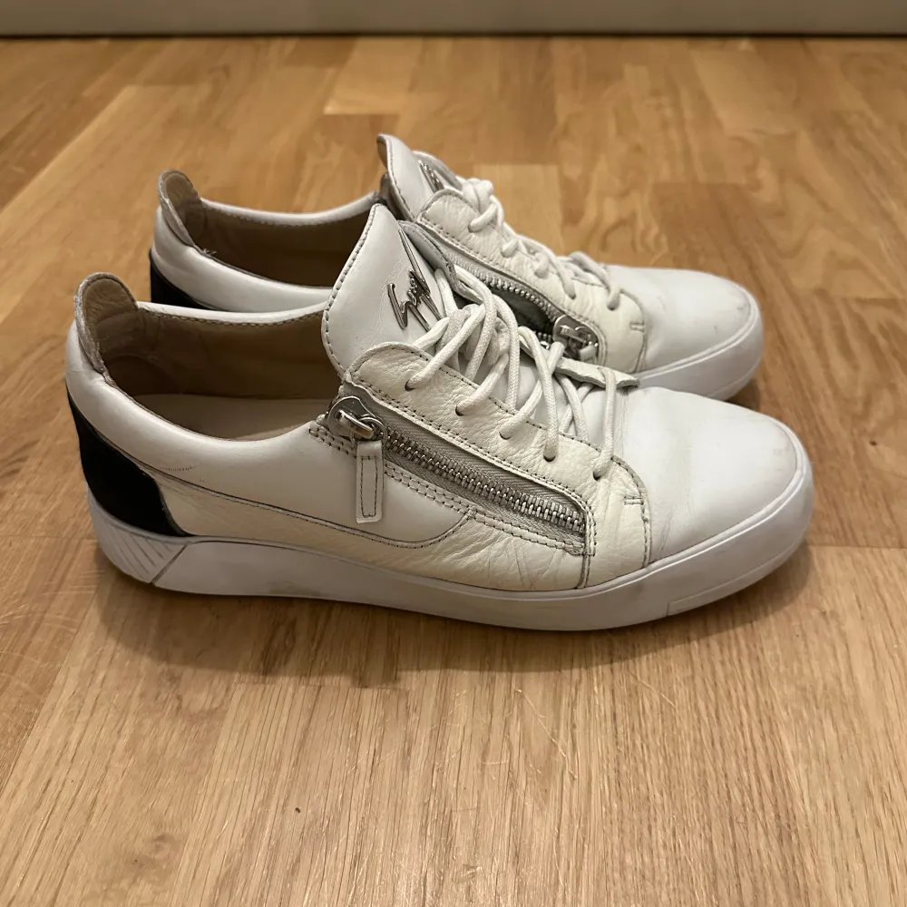 Guiseppe Zanotti Storlek 42 Medföljer box & kvitto  1800kr  Finns i Göteborg kan även fraktas  Sänkt pris till 1500kr. Skor.