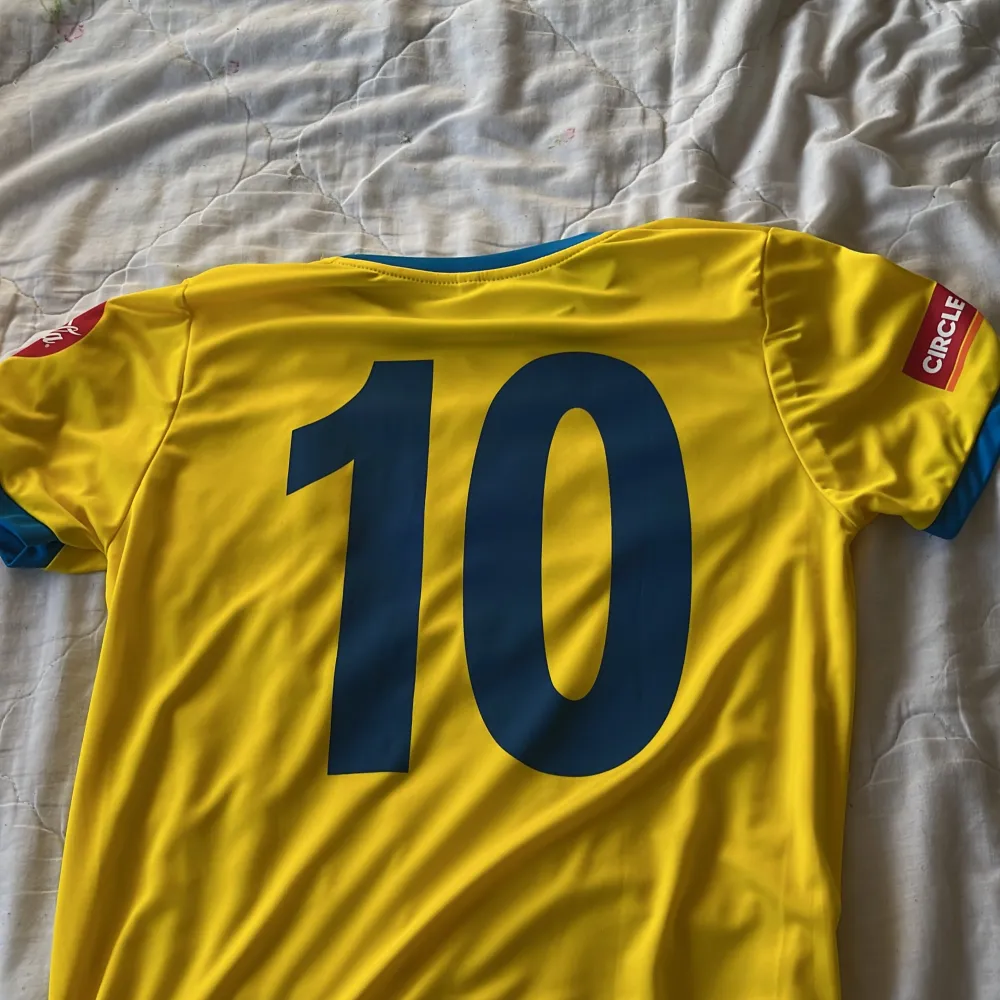 En Sverige fotbollströja till salu. Säljer för att jag inte kan ha den längre den är för liten vid intresse är det bara att kontakta mig.. T-shirts.