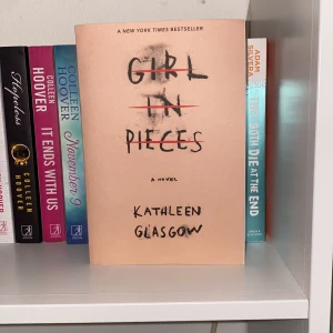 Girl in pieces  - Pocketbok i engelsk text, kvalitet nyskick 