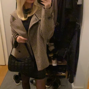 Vår jacka - Jättefint skick, slutsåld jacka från Arket. Köparen står för frakt💞💞