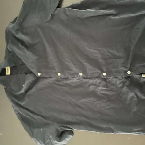 Skjorta  - Säljer min skjorta har knappt använt den så den är på en nyskick 