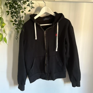 Ralph lauren zip - Tja säljer denna feta ralph lauren zipen i storlek M men lite kort, skicket är 7/10 inga defekter hör av vid funderingar!