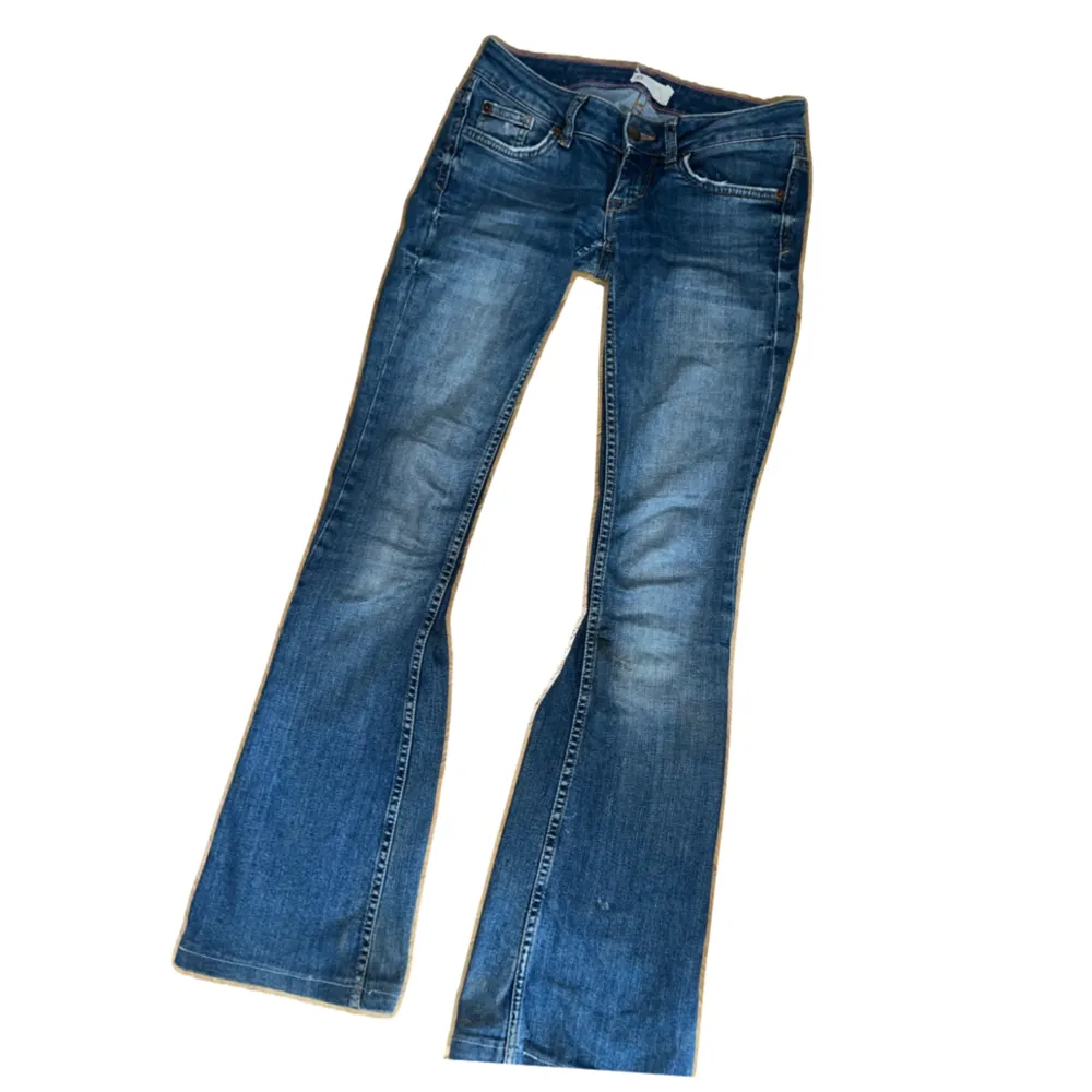 Super snygga vintage jeans🙏 Dom är jätte lågmidjade och har så fina fickor.😍 Pris kan definitivt diskuteras! Dom är storlek 34. Skriv privat för frågor o gler bilder! Dom är sönder där ni ser på bilderna!!😔men de är inget som syns. Jeans & Byxor.