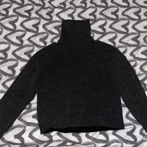 Tjocktröjan  - Dena vara är en tjock tröja som har lång hals, dene jätte skön och varm, har använt den några gånger men dene som ny.