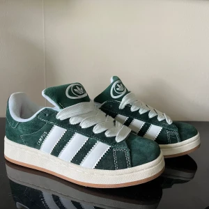 Campus 00s Green - Hej, säljer mina campus 00s eftersom dem var för små för mig tyvärr. Köpta här på plick💛Är i storlek 37 1/3 men är mycket mindre i passformen. Skulle säga de passar en 36 och kanske mindre tillomed. Pris kan diskuteras. Frakt tillkommer🫶🏼💛