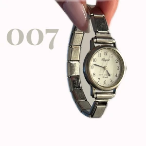 Vintage liknande damklocka - Silvrig damklocka med vintage utseende. Max 14cm i omkrets