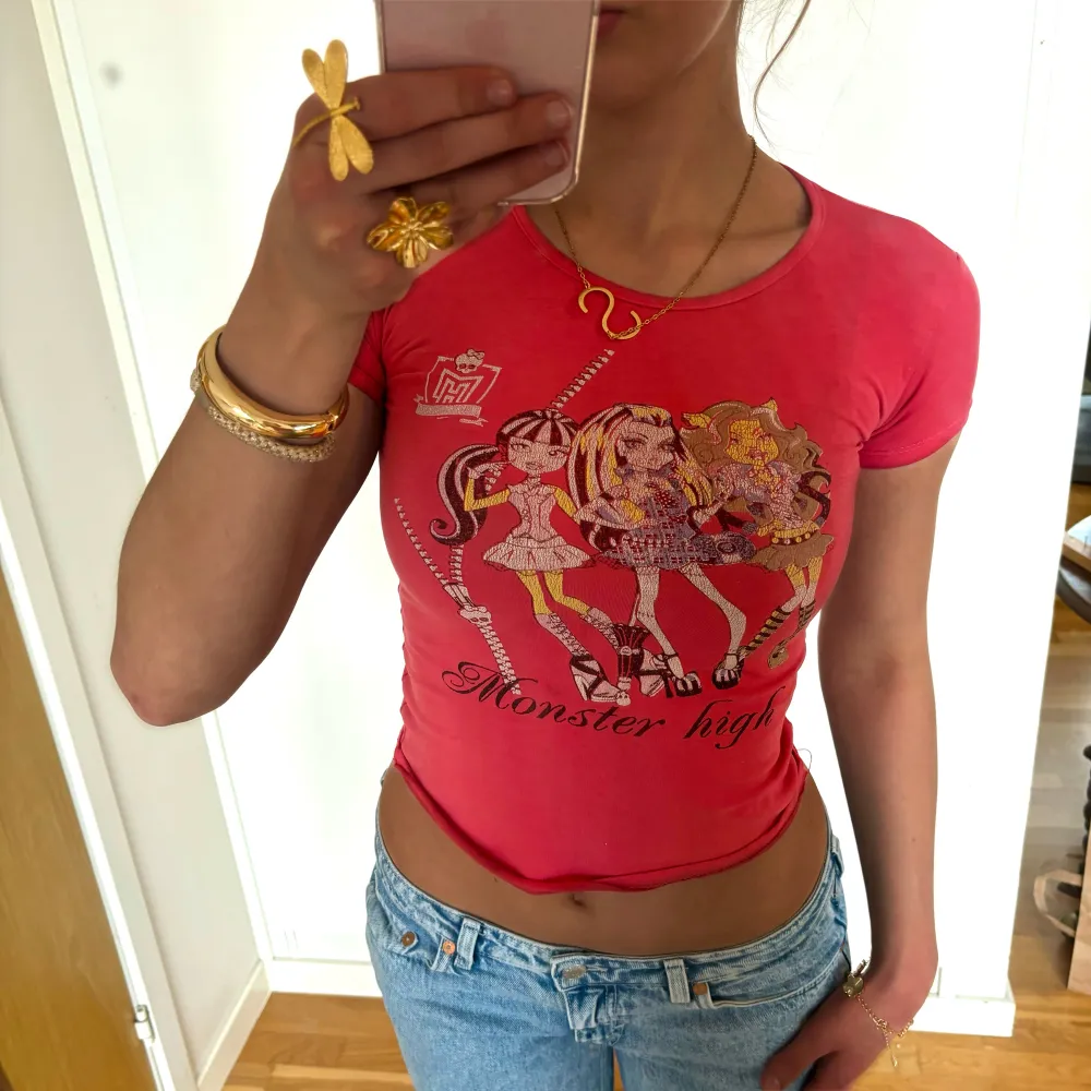 Så snygg och unik baby tee med monster high motiv. Står ingen storlek men skulle säga xs💗🛍️köp via köp nu direkt eller Swish 💕. T-shirts.