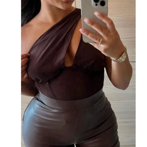 Korsett topp  - Brun korsett topp i mesch, använd endast en gång. En av ”metall pinnarna” är borttagen.