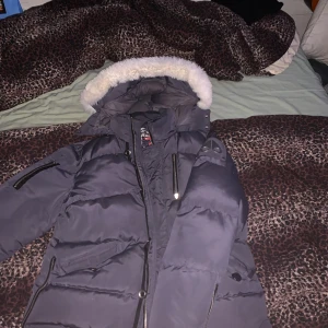 Moose Knuckles  - Säljer min Moose Knuckles då den bara hänger i garderoben och inte kommer till någon användning.