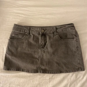 Jeanskjol - Jeanskjol i storlek 38. Fint skick 