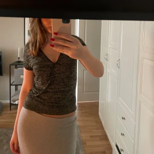 Så fin tröja från vila  - Guld glittrig tröja med v-ring