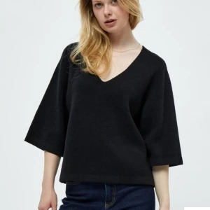 Peppercorn tröja - Trendig stickad Trekvartsärmad tröja från Peppercorn! Sparsamt använd och är i ett mycket bra skick, har inga defekter osv. Nypris 850 kr💞