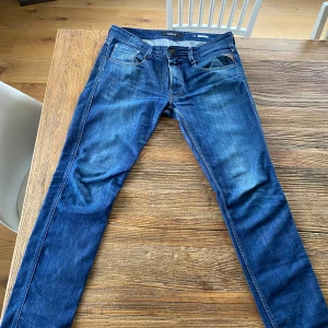 Replay Anbass - Säljer ett par riktigt feta mörkblå Replay Anbass jeans i storlek 31/32. Jeansen är i väldigt bra skick, skriv vid frågor. Priset kan diskuteras vid snabb affär.
