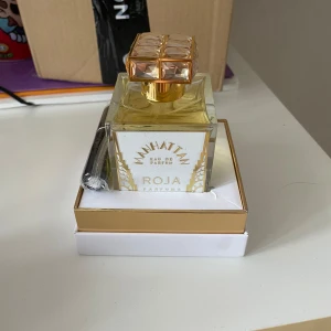 Roja Manhattan Sample - Säljer Sample av den lyxiga parfymen Roja Manhattan  1ml = 49 kr 2ml = 95 kr  3 ml = 135 5 ml = 200