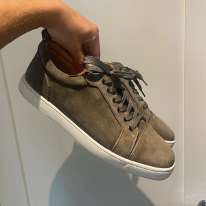 Louboutin skor  - Louboutin skor fint skick inte använda så mycket för dem är lite stora storlek 45 men sitter som 44 Pris kan diskuteras vid snabb affär  Ingen låda eller kvitto 