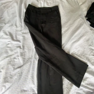 Kostymbyxor  - Svarta kostymbyxor ifrån Gina Tricot. Välanvända därav priset. Str 34. 