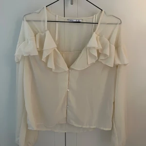Blus - Säljer en jättefin krämvit blus som är i nyskick och aldrig andvänd😊