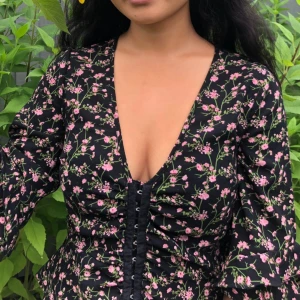 Bikbok blus - Storlek xs. Söt blommig blus. Korsett. Bra skick. Använd 1-2 ggr.