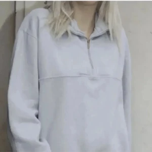 Blå sweatshirt - Säljer den här blåa tröjan från brandy Melville. Köp för 250kr. 🫶🫶