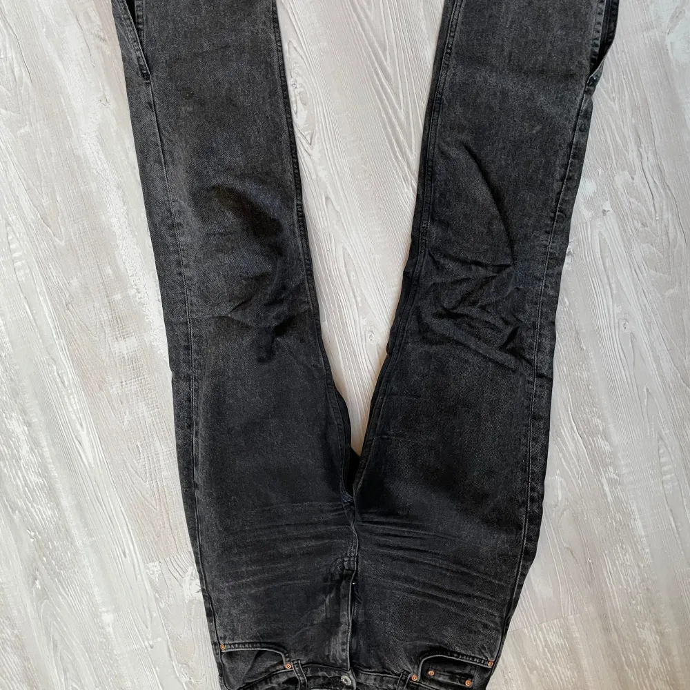 Säljer ett par svarta-mörkgrå jeans från grunt men är köpta på kidsbrandstore. Sparsamt använda och i fint skick. Som är straight med en slits i benkabten. Storlek 176 barn men skulle säga xs/s. 200kr. Jeans & Byxor.