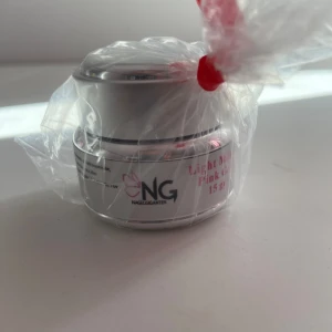 Nagelgiganten gele - Säljer detta nagelgiganten gelét då jag råkade köpa två stycken! Geléts färg är inte riktigt heller min stil. Geléts färg heter ”light milky pink gel”! 💞