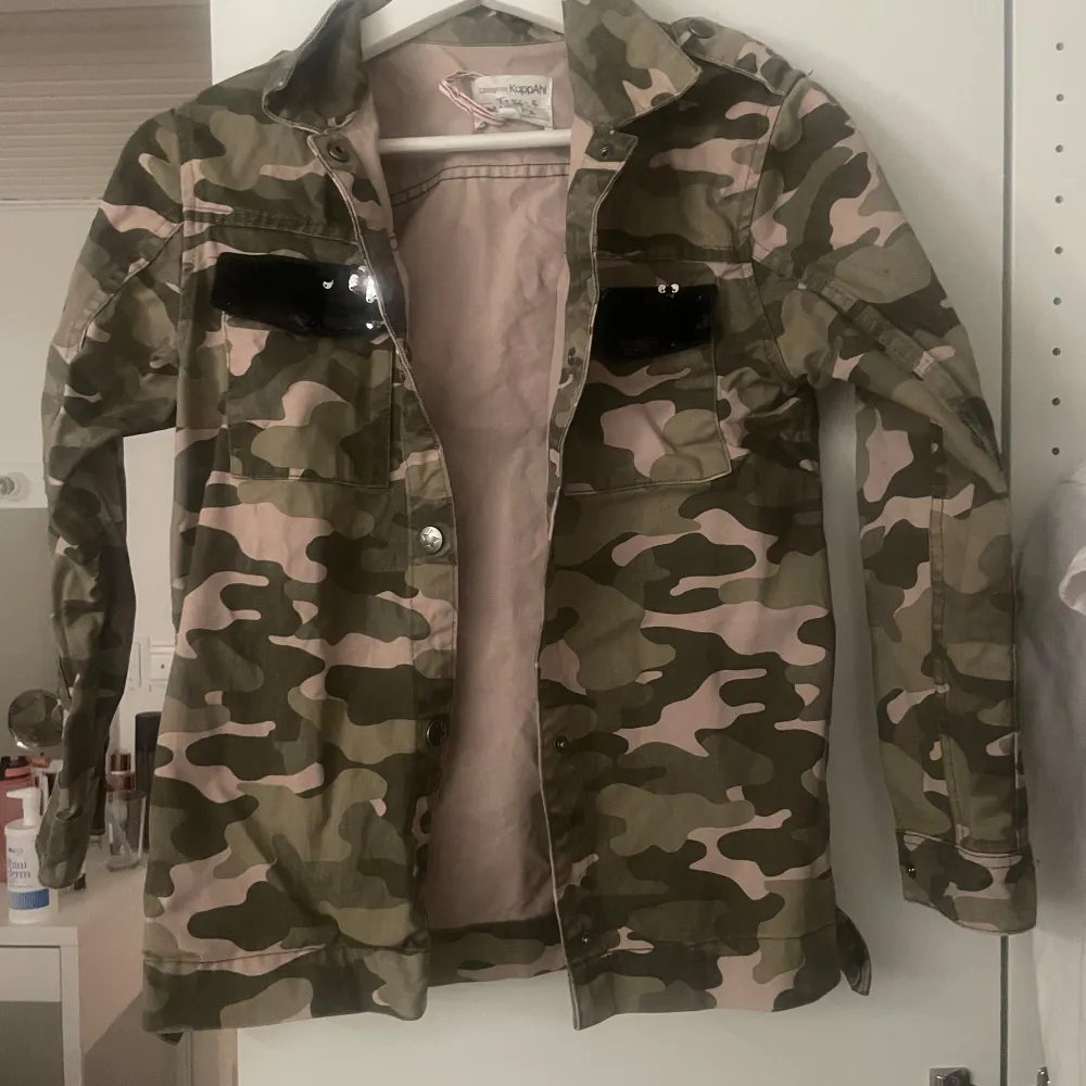 Så cool militär jacka med super fina detaljer, aldrig använd av mig men köpt second hand. Tror att den i grunden är i barnstolek men jag som bär s kunde utan problem ha den, och fick trekvartslångt typ som verkligen är så snyggt. Passar xs/s🥰. Jackor.