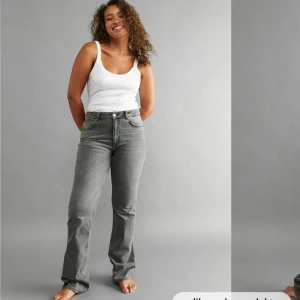 Grå jeans från gina - Säljer mina gråa jeans från gina då dom inte kommer till användning längre, dom är midwaist och bootcut. Skriv privat för fler bilder💞 fint skick bara lite slitna längst ner vid sömmen💗