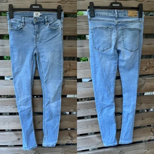 Tajta jeans (snake) stl S - Stretchiga tajta jeans stl S från lager157 i stl S, stretchiga. Använda ett par gånger och tvättade 1ggr. Så i väldigt fint skick!