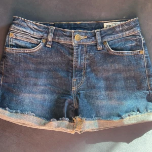Low waist jeansshorts  - Jättesnygga Low waist jeansshorts😍 I storlek XS ifrån crocker💕Färg mörkblå och dom är i jättebra skick! bara att höra ev er om ni funderar över något eller är intresserade 🩷