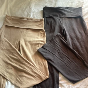 Yoga pants  - Två yoga pants/ byxor som man viker ner upptill. Ett par gråa och ett par beiga i superfint skick! 💗köp båda för 300kr 