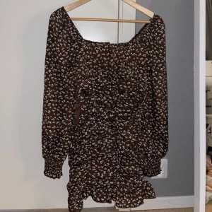 Söt klänning  - Söt brun klänning med puffärmar. Aldrig använd, bara provad. Dragkedja i midjan. 🤎 storlek M, sann i storleken