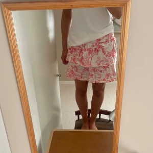 Kjol - Jättefin volangkjol från hm, passar till mycket och fin till sommaren 😊😇