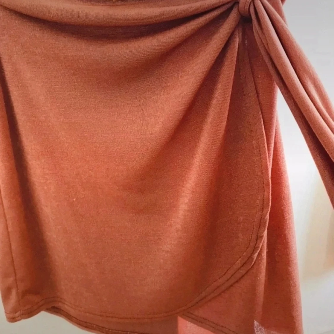 Rostfärgad långärmad topp med knutdetalj - 91