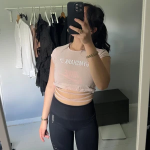 Gymshark topp - Tveka inte vid frågor! Säljs på grund av flytt och rensning 🌸