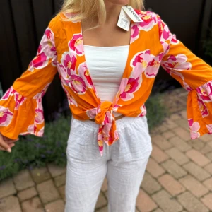 Blommig blus från Kappahl  - Aldrig använd, lappen sitter kvar. Ordinarie pris 299kr.  Storlek XS