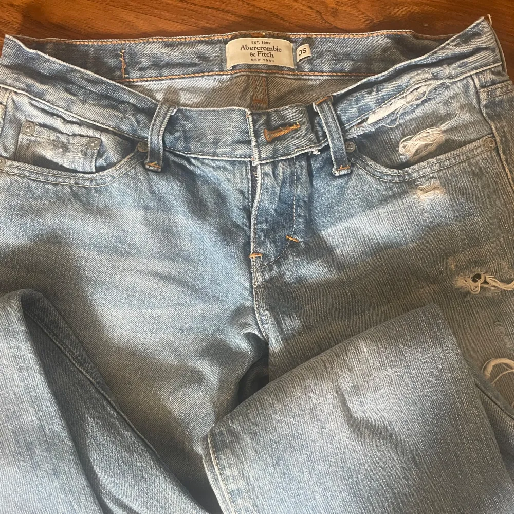 Säljer de här skitsnygga lågmidjade bootcut jeans. De har väldigt många och fina slitningar. De är för små på mig därav säljer jag. Midjemått: 36 innerbenslängd: 74. Skriv gärna frågor om ni har!❤️ HAR BUD PÅ 700!! . Jeans & Byxor.