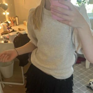 Stickad kortärmad🤍 - Säljer pga fel storlek. Nu skick och inge nopprig eller några andra defekter. Färgen är blandning av vit och beige. Det är en stickad puffärms tröja från H&M🤍