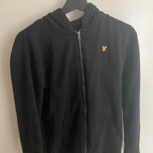 Lyle and scott hoodie - Säljer min knappt använda hoodie. Jätte snygg och väldigt skön. 10/10 kvalite. Skriver om du har frågor eller vill ha fler bilder