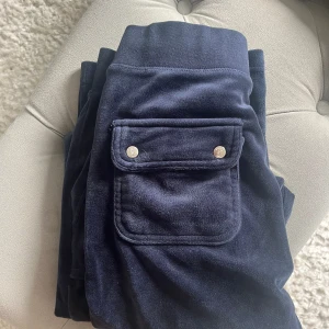 Juicy couture mjukisbyxor - Super fina mjukisbyxor från juicy couture i storlek XS. Använda en vinter. Lite slitna längs ner vid foten men annars fint skick💖💖💖