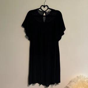 MANGO klänning - Svart klänning från Mango. Luftigt tyg perfekt till sommaren! Jag är mer en S och den passar fint.