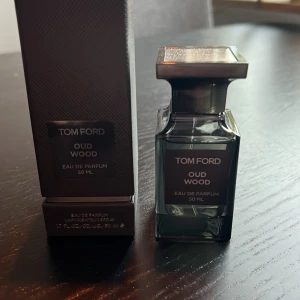 Tom Ford Oud Wood - Säljer min Tom Ford Oud Wood EDP, i princip full flaska, använts ett fåtal gånger, köpt för 2500kr