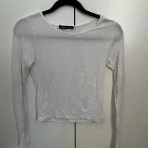 Långärmad vit tröja  - Säljer en vit långärmad tröja från boohoo. Den är i bra skick och är stor favorit men säljer fen för har för många liknande tröjor. Skriv privat för frågor eller flera bilder!☺️