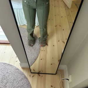 Gröna Jeans  - Super snygga och efterfågade gröna Jeans från hm. Dom är i storlek 38 men passar mig som vanligtvis har storlek 36! Jenssen är i superbra skick, nästan aldrig använda. Köparen står för frakt!