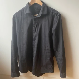 Tiger of Sweden Skjorta - Säljer denna svarta Tiger of Sweden skjorta med dolda knappar | Tunnare modell som passar perfekt till sommaren | Storlek 42, M/L | Nypris ~1200kr, mitt pris 149kr | Bra skick 👍