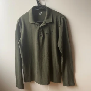 EA7 Pikétröja (Armani) - Säljer denna långärmade Emporio Armani (EA7) pikétröja | Passar M/L | Nypris ~1100kr, mitt pris 199kr | Mycket bra skick 👍  Tveka inte att höra av dig om du har några frågor eller vill diskutera pris 💸