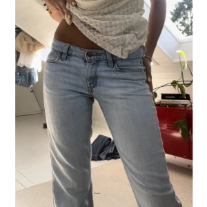 Ljusblå lowrise jeans - Så så snygga ljusblå jeans!! Sitter helt perfekt på mig som är 173cm! Lågmidjade och långa, väldigt snyggt tyg!❤️❤️