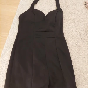 Byxdress  - Svart kort byxdress, heart shaped, ena "kroken" som man fäster i lossnade